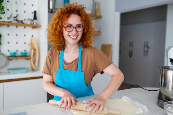 Pişirme Kavramı. Mutfak İçi Hamur Kükreyen Neşeli Kadın Portresi, Ev Yapımı Pastayı Hazırlarken Önlüklü Neşeli Kadın Eğleniyor, - Fotoğraf, Görsel