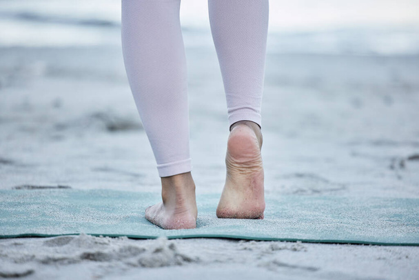 Frau, nackte Füße und Strand-Yoga-Übungen, Workout und Stretching Knöchel auf Sand für Zen-Energie, gesunden Lebensstil oder Körperwellness. Nahaufnahme, Fuß und Fitness auf hoher See für Pilates, Gleichgewicht und Training. - Foto, Bild