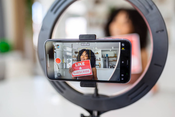 Weibliche Vloggerin bittet Online-Publikum, ihren Kanal zu mögen und zu abonnieren, tägliche Videos - Foto, Bild