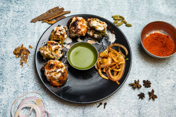 Poulet Mix tikka Kabab avec reshmi, malai, vert, haryali kebab et sauce chili servi dans un plat isolé sur fond gris vue du dessus de la nourriture bangladesh - Photo, image