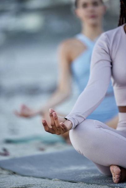 Yoga-Kurs, Meditation und Strandfrauen oder Freunde mit Ruhe, Zen und Ruhe für Fitness, Wellness und psychische Gesundheit im Freien. Vielfalt, Spiritualität und Achtsamkeit Menschen in Pilates oder gemeinsam meditieren. - Foto, Bild