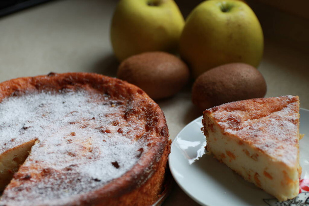 Kotitekoinen juustokakku, omenat, kiivi, tausta, hedelmät, kakku - Valokuva, kuva