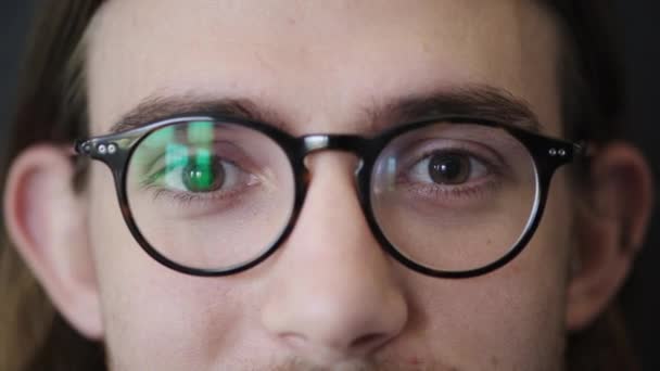 Sehen, Augen und Brille, Mann und Linse mit Moderahmen und Gesichtszoom, Sehkraft und Optometrie. Optik, Augenpflege und Wellness, kosmetische Brillen, Augenheilkunde und Augenheilkunde - Filmmaterial, Video