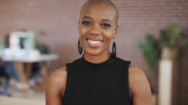 Happy, lach en gezicht van een creatieve zwarte vrouw op kantoor met een positieve instelling die aan het project werkt. Portret van een professionele, Afrikaanse en vrouwelijke marketingmedewerker met leiderschap op de werkplek - Video
