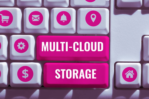 Текст, показывающий вдохновение Multi Cloud Storage, Internet Concept use of multiple cloud computing and storage services - Фото, изображение