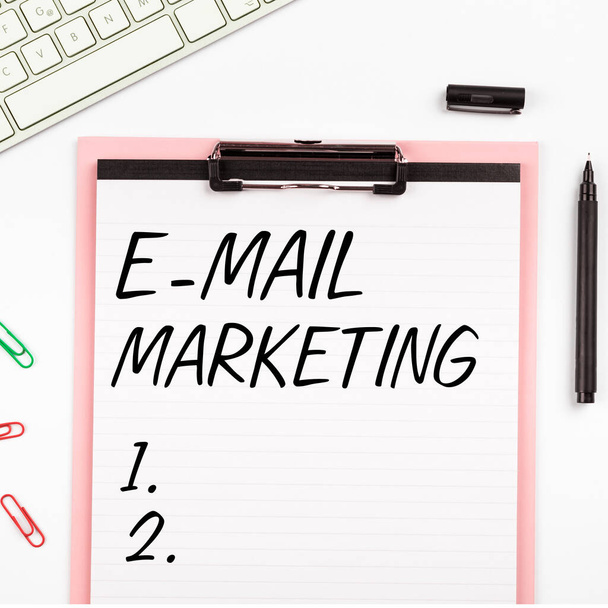 Texto presentando E Mail Marketing, Concepto de negocio E-commerce Publicidad Ventas en línea Newsletters Promoción - Foto, Imagen