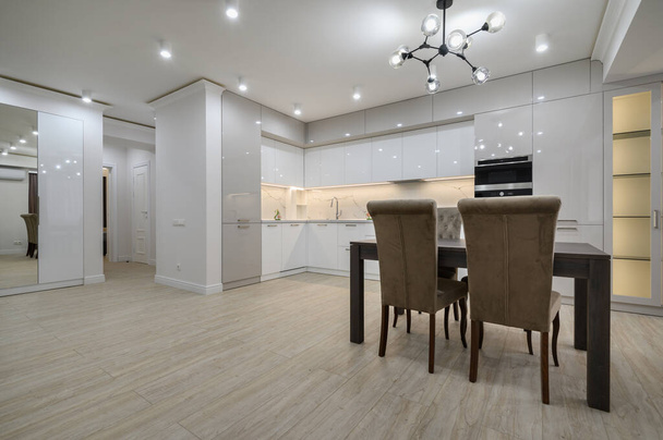 Blanco moderno nuevo interior de cocina blanca bien diseñado después de la renovación en el apartamento estudio - Foto, Imagen