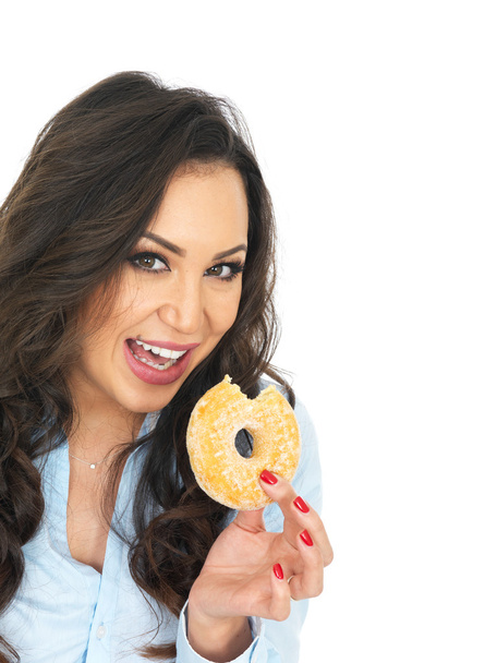 Nuori nainen nauttii sokeri päällystetty donitsi
 - Valokuva, kuva