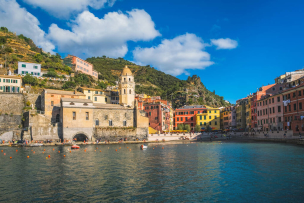 Cinque Terre, İtalya - Renkli balıkçı köyü Vernazza, Liguria 'daki marina manzarası. Eylül 2022 - Fotoğraf, Görsel