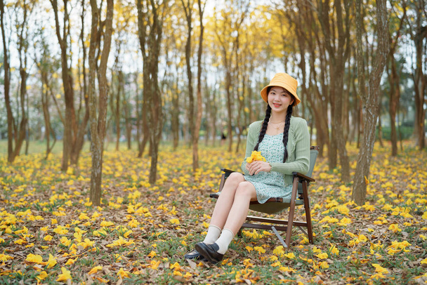 portret romantyczny dziewczyny w lesie - Zdjęcie, obraz