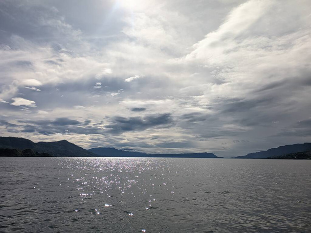 ανατολή στον ουρανό της λίμνης toba - Φωτογραφία, εικόνα