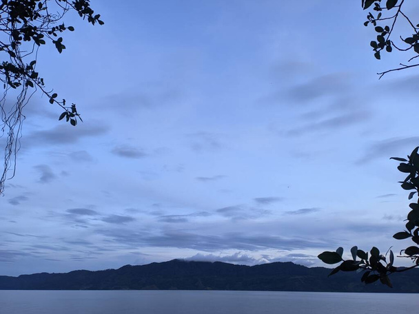 η ομορφιά του πρωινού ουρανού στη λίμνη toba - Φωτογραφία, εικόνα