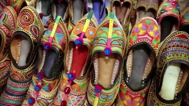zapato artístico tradicional muchos desde diferentes ángulos en el día - Metraje, vídeo