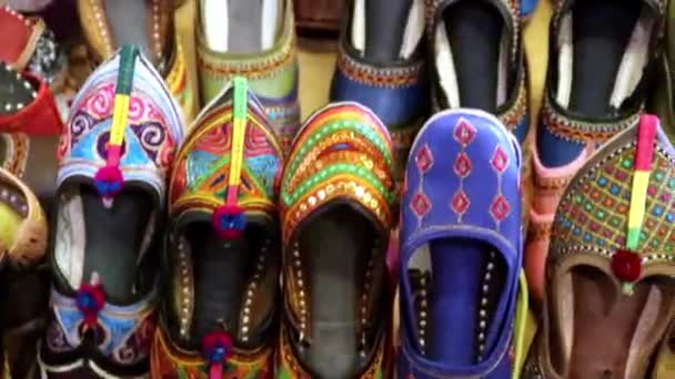 tradycyjne buty artystyczne wiele z różnych kątów w dzień - Materiał filmowy, wideo