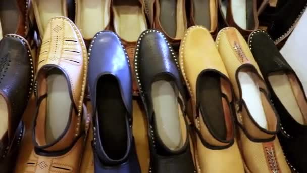 παραδοσιακό καλλιτεχνικό παπούτσι πολλά από διαφορετική γωνία την ημέρα - Πλάνα, βίντεο