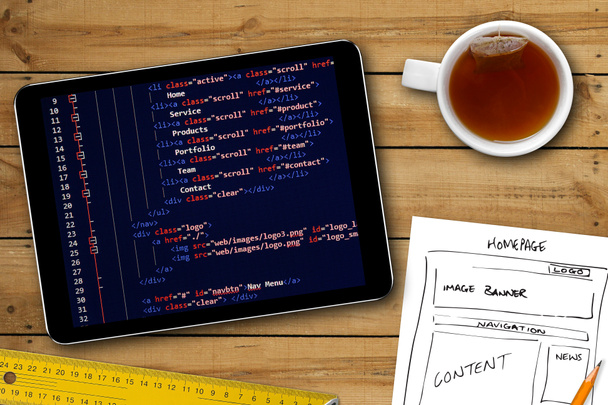 boceto del sitio web wireframe y código de programación en la tableta digital
  - Foto, imagen