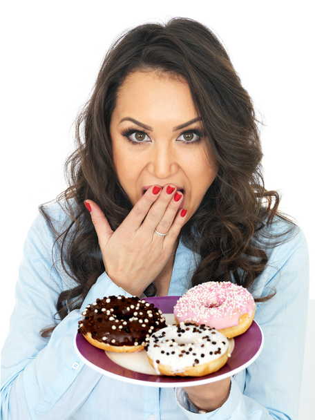 Nuori nainen houkuttelee Iced Donuts
 - Valokuva, kuva