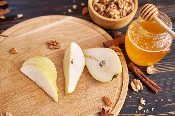 Ripe organic pear on the wooden cutting board Board at domestic kitchen. - Foto, imagen