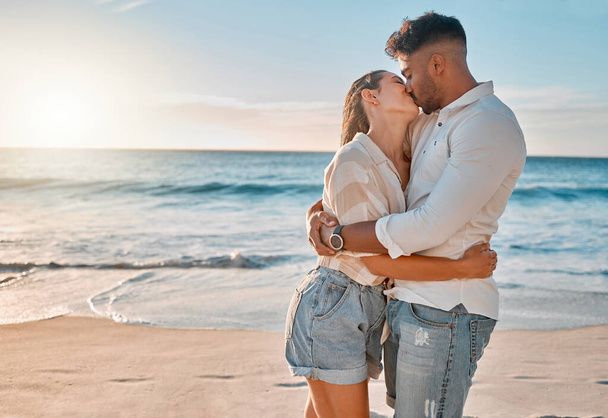 Kesäpäivät kanssasi ovat parhaita. Nuori pari suutelee viettäessään päivän rannalla - Valokuva, kuva