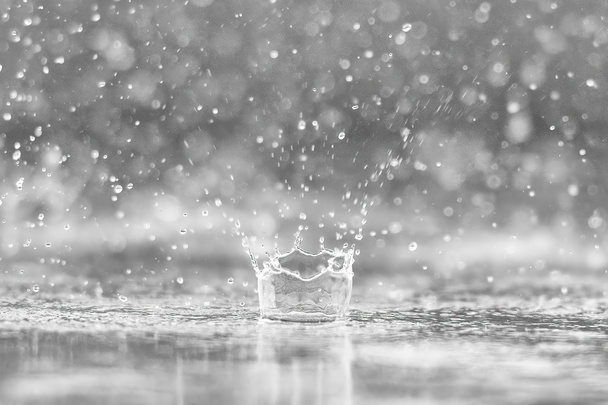 дождевая капля падает на стол - Фото, изображение