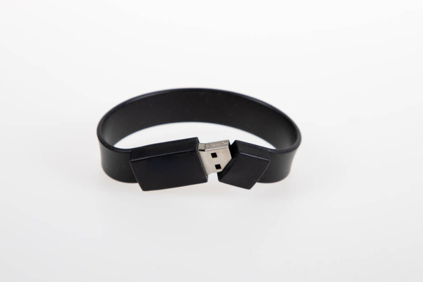 Memoria flash drive USB set cinghia chiave in braccialetto su sfondo bianco - Foto, immagini