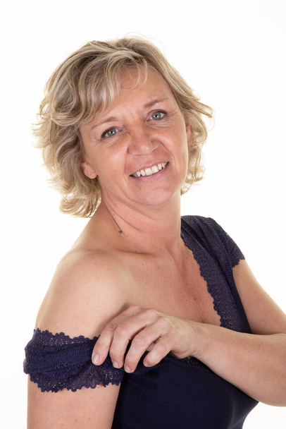 Charme d'âge moyen belle blonde mature femme sourit sur fond blanc - Photo, image