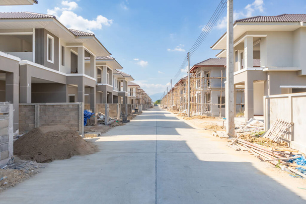 construcción residencial nueva casa en progreso en el sitio de construcción urbanización urbanización - Foto, Imagen