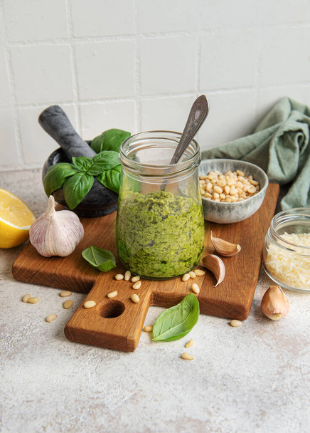 Salsa de pesto recién hecha. Pesto de albahaca verde. Ingrediente para la salsa de pesto: albahaca fresca, piñones, aceite de oliva y queso - Foto, imagen