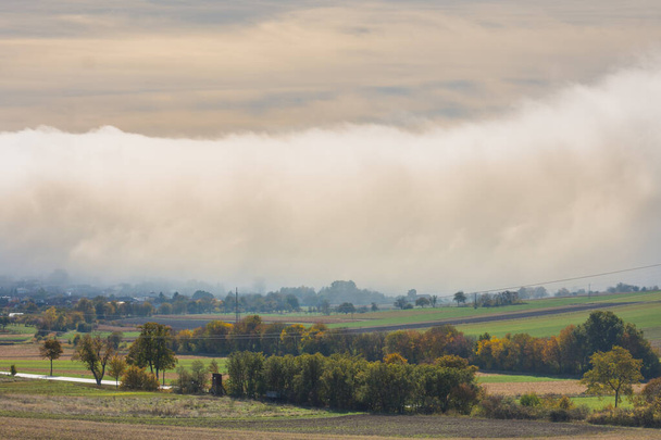 hatalmas fal fehér köd felett egy falu a természet táj részletesen nézet - Fotó, kép