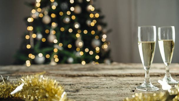 Bicchieri di Champagne durante Vigilia di anno nuovo. - Foto, immagini