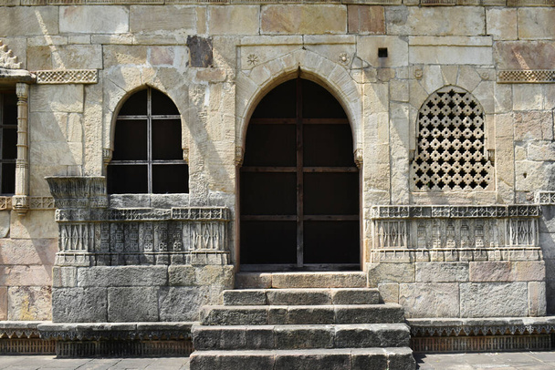 Шахер кі Масджид, передній правий вхід, вікна, сходи, ісламська релігійна архітектура, побудована султаном Махмудом Бегадою XV - XVI століття. Сайт Всесвітньої спадщини ЮНЕСКО, Гуджарат, Шампані, Індія - Фото, зображення