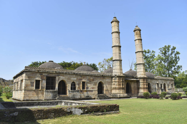 Задний вид мечети Шахер ки, исламской религиозной архитектуры, был построен султаном Махмудом Бегадой в XV - XVI веках. Объект всемирного наследия ЮНЕСКО в штате Гуджарат, Чэмпбелл, Инди - Фото, изображение