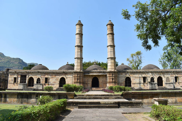 Shaher ki Masjid, μπροστινή άποψη, ιδιωτικό τζαμί χτίστηκε για τη βασιλική οικογένεια και ευγενείς του Σουλτανάτου Gujrat, χτίστηκε από τον Σουλτάνο Mahmud Begada 15ου - 16ου αιώνα. Μνημείο Παγκόσμιας Κληρονομιάς της UNESCO, Γκουτζαράτ, Σαμπανέρ, Ινδία - Φωτογραφία, εικόνα