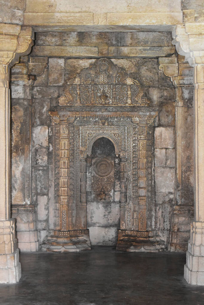 Shaher ki Masjid, pannello laterale Masjid con sculture in pietra opere su pilastri murali, costruite dal sultano Mahmud Begada XV-XVI secolo. Patrimonio Mondiale UNESCO, Gujarat, Champaner, Indi - Foto, immagini