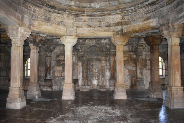 Shaher ki Masjid, sculture in pietra su pilastri, muro e cupola di è stato costruito dal sultano Mahmud Begada XV-XVI secolo. Patrimonio Mondiale UNESCO, Gujarat, Champaner, India - Foto, immagini