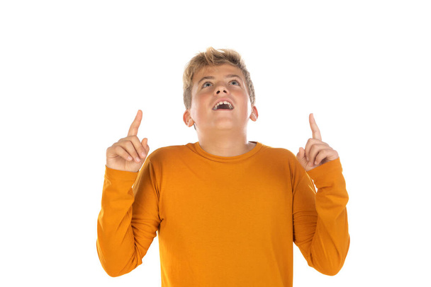Подросток в оранжевой футболке на белом фоне  - Фото, изображение