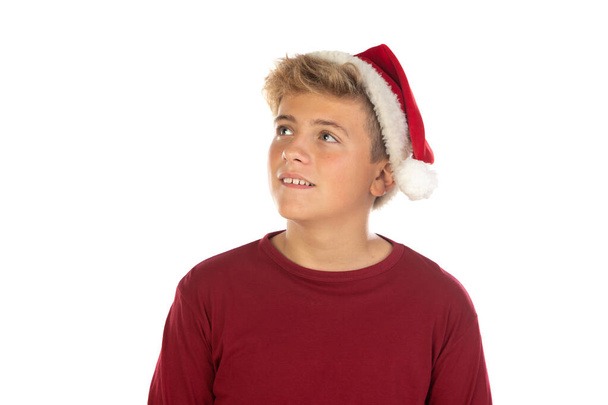 Niño adolescente de Navidad en Santa sombrero rojo aislado sobre fondo blanco. Feliz Navidad y Año Nuevo.  - Foto, imagen
