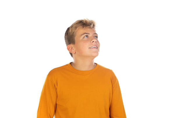 Aggressiver Teenager in orangefarbenem T-Shirt auf weißem Hintergrund  - Foto, Bild