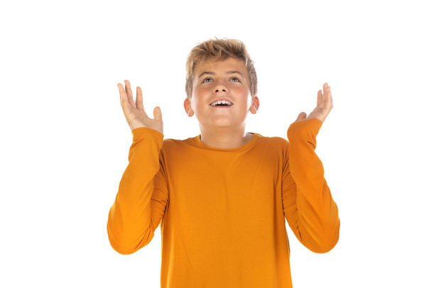 Teenager v oranžovém tričku na bílém pozadí  - Fotografie, Obrázek