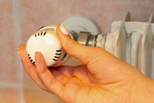 Regulación manual de la válvula termostática blanca para ajustar la temperatura de los radiadores para ahorrar energía - Foto, Imagen