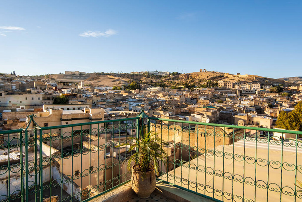 Старый исторический центр города под названием Медина виден с террасы на крыше в самом сердце Феса, Моррехо, Северная Африка - Фото, изображение