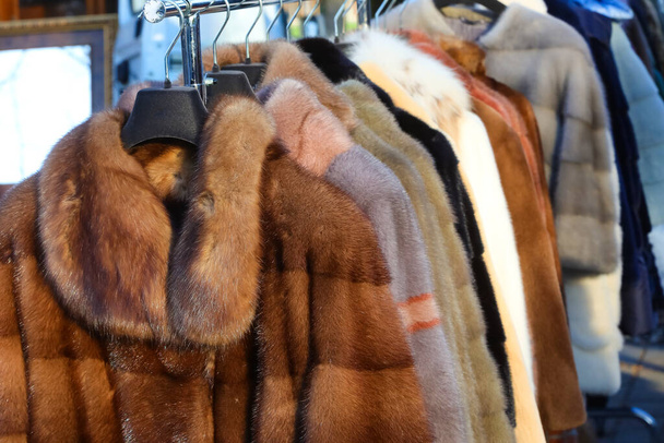 Kürk Coaat ve kışlık giysiler açık hava pazarında satılıktır. - Fotoğraf, Görsel