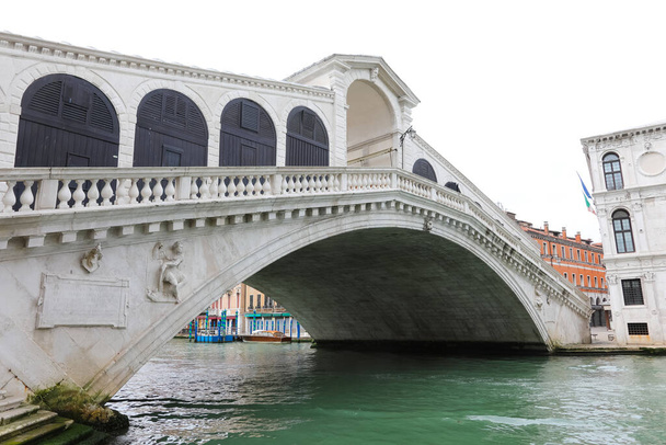 FAmous Birdge de RIALTO en Venecia en Italia sin gente y sin barcos - Foto, Imagen