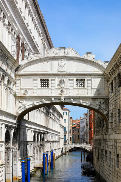 ponte de suspiros que ligam o palácio dos Doges às antigas prisões de Veneza, na Itália, e o canal navegável sem barcos devido ao bloqueio - Foto, Imagem