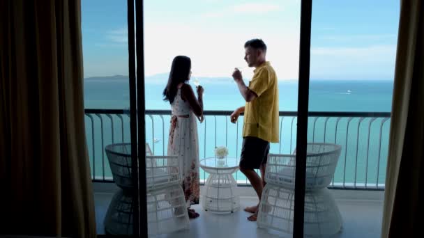 Een paar mannen en vrouwen dronken cocktails op het balkon van een hotel in Pattaya Thailand..  - Video