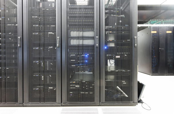 телекоммуникационный сервер в центре обработки данных
 - Фото, изображение