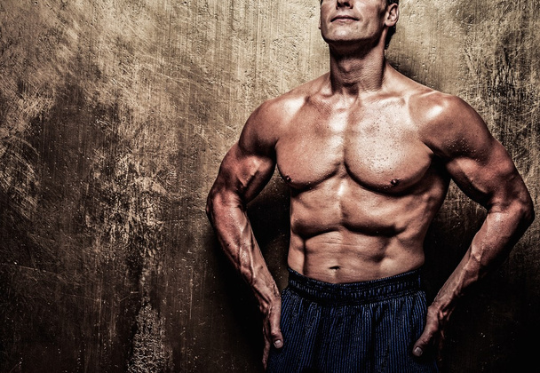 筋肉のついた体の中年男性 - 写真・画像