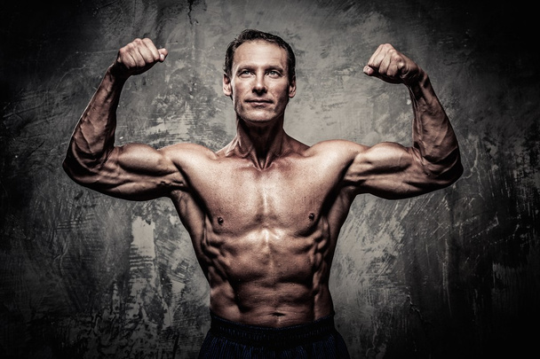 Homme d'âge moyen avec le corps musculaire
 - Photo, image