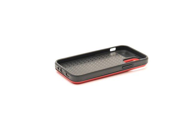 Schwarzes und rotes Smartphone-Gehäuse mit zweilagiger Schutzhülle, Steckplätzen für Kamera und Einschaltknopf isoliert auf weißem Hintergrund. Kratzfeste Handyhülle mit Clipping-Pfad, Kopierraum - Foto, Bild
