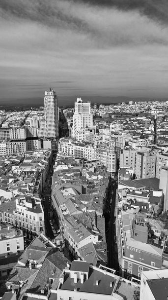 Madrid, Spagna. Vista aerea del centro della città. Edifici e punti di riferimento principali in una giornata di sole. - Foto, immagini